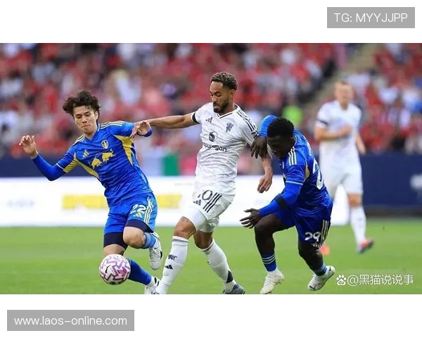 库尼亚赛后忙签名球迷儿子助阵 库尼亚赛后忙签名球迷儿子助阵